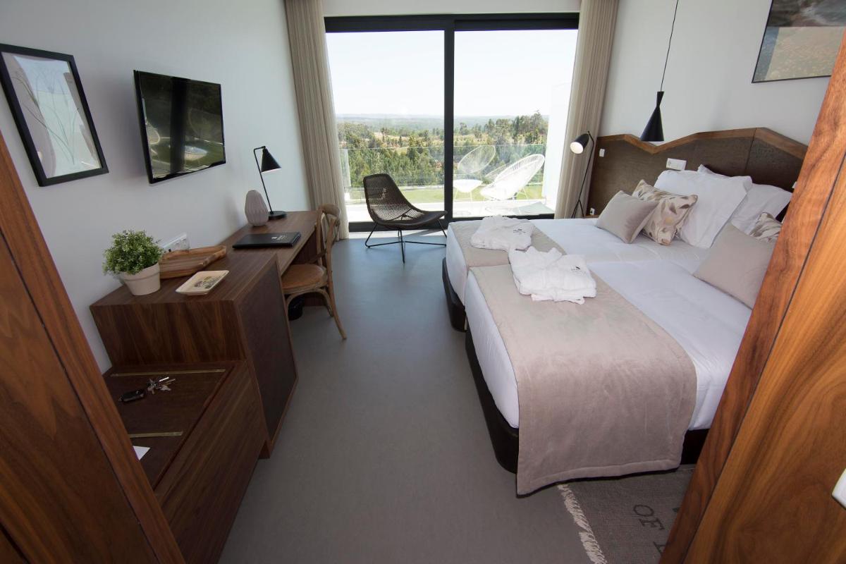 Uma cama ou camas num quarto em Enigma - Nature & Water Hotel