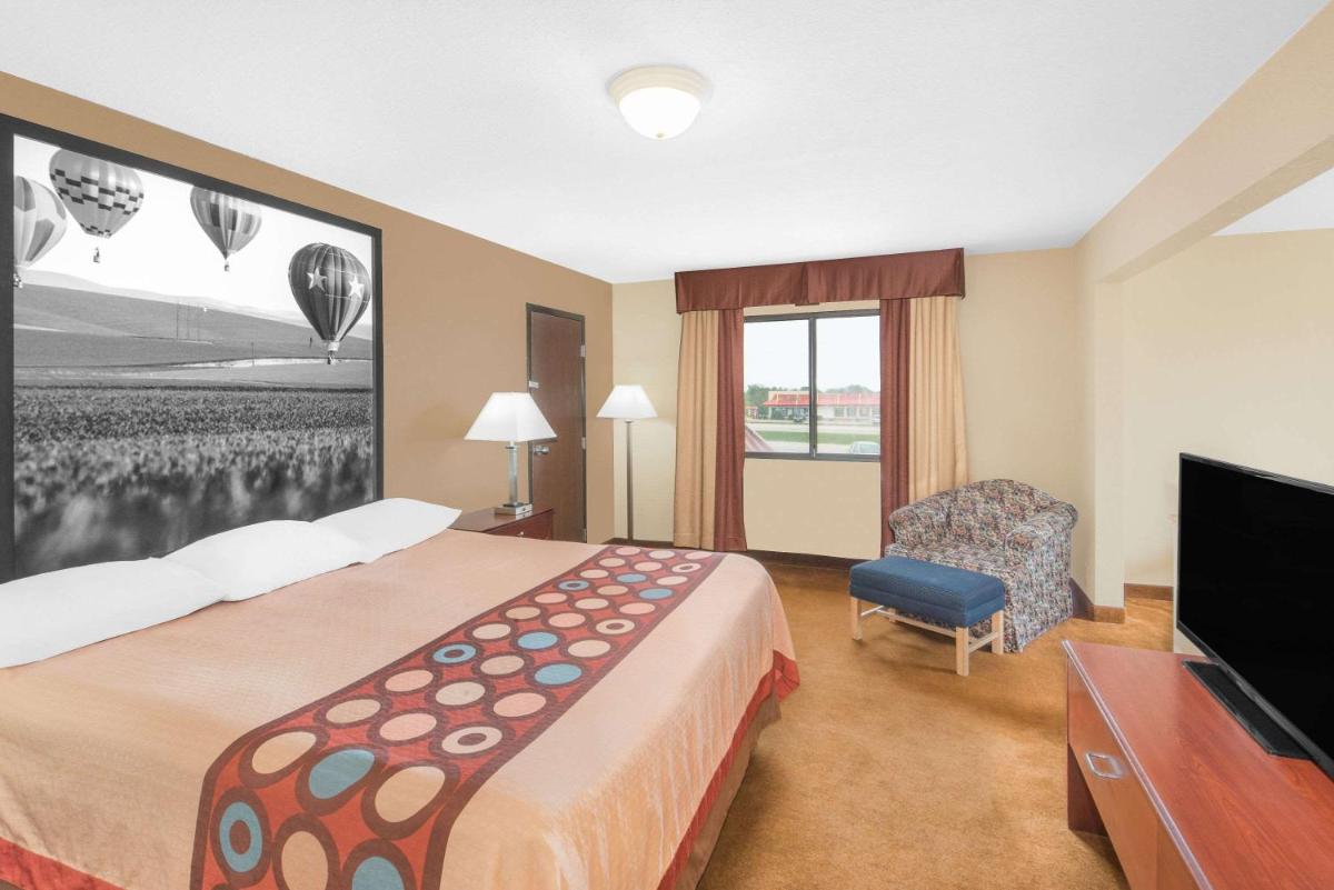Super 8 by Wyndham Marshalltown - Housity
