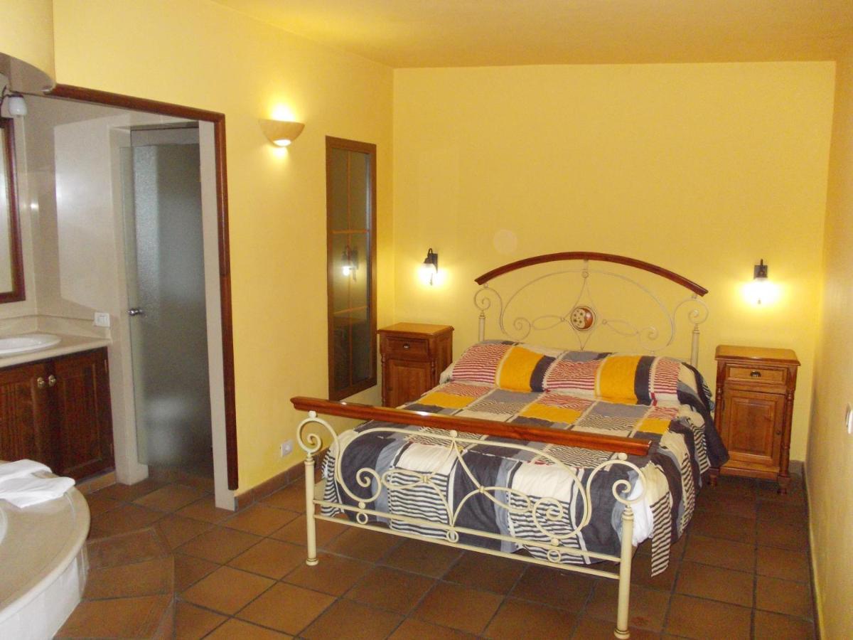 Un dormitorio con una cama y un baño con lavabo. en Hotel La Palma Romántica, en Barlovento 54 fotos más