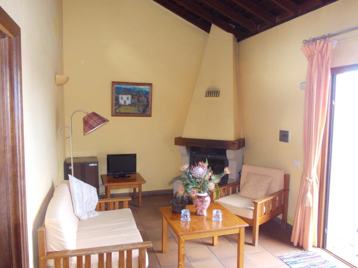 Una televisión o centro de entretenimiento en Hotel La Palma Romántica