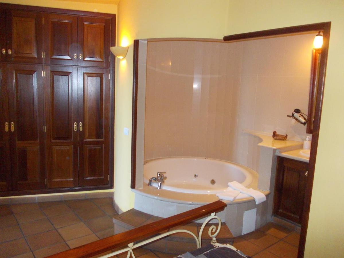 Un baño de Hotel La Palma Romántica