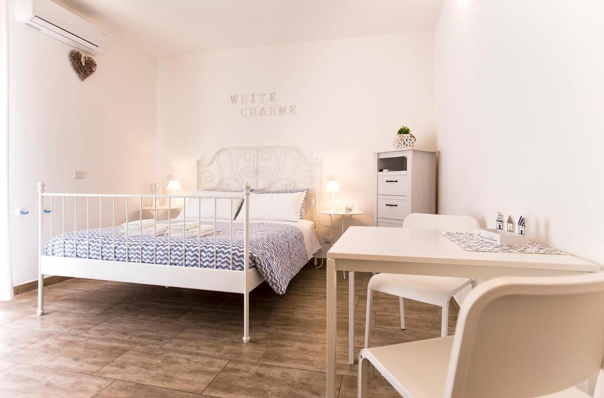 White Charme Accommodation Self check-in - Housity