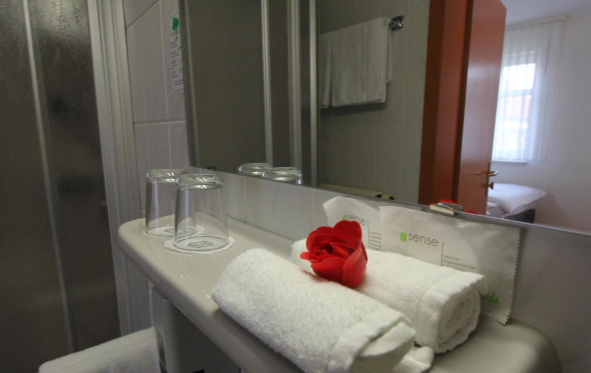 Hotel & Restaurant am Rosenhügel - Housity