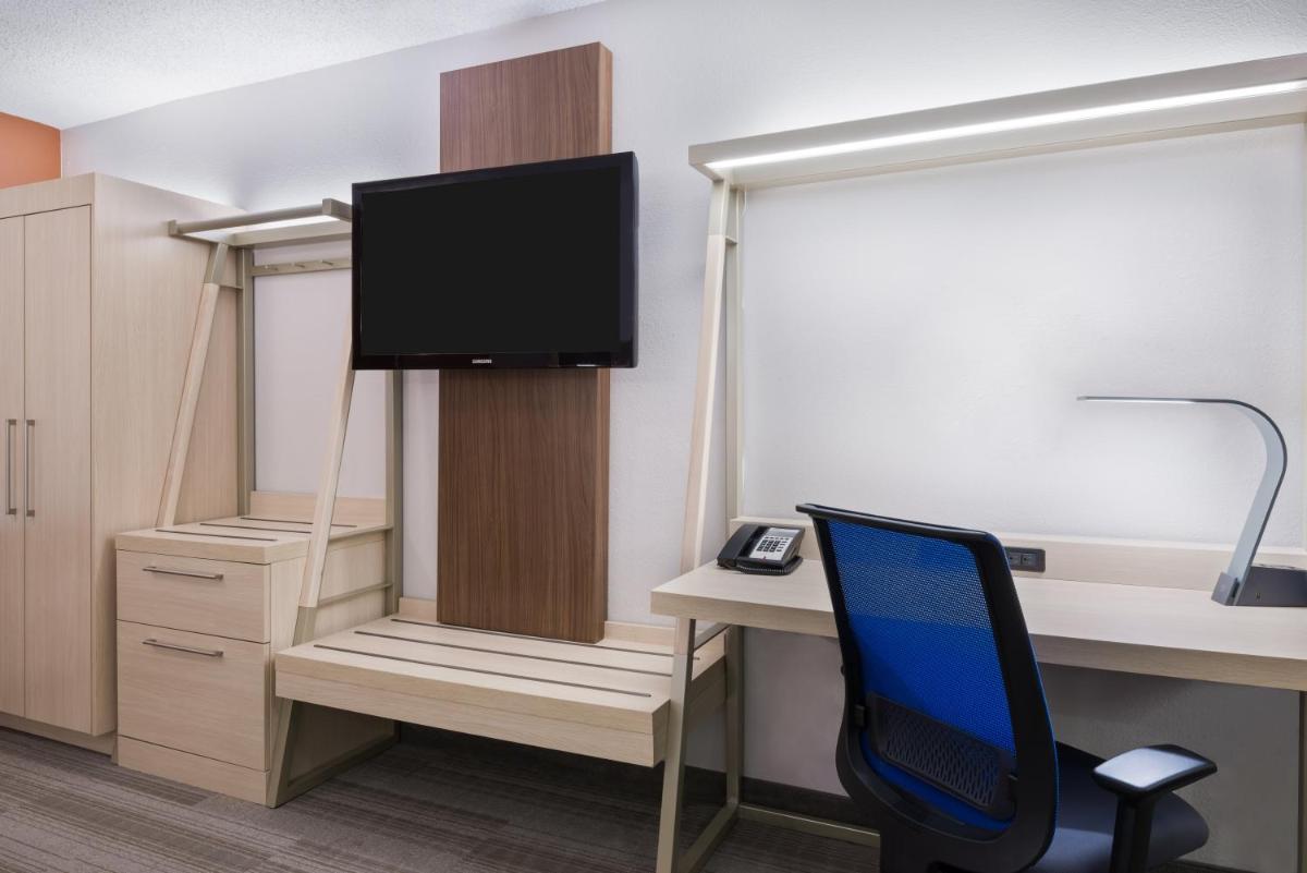 Holiday Inn Express & Suites - Nearest Universal Orlando, an IHG Hotel - Housity