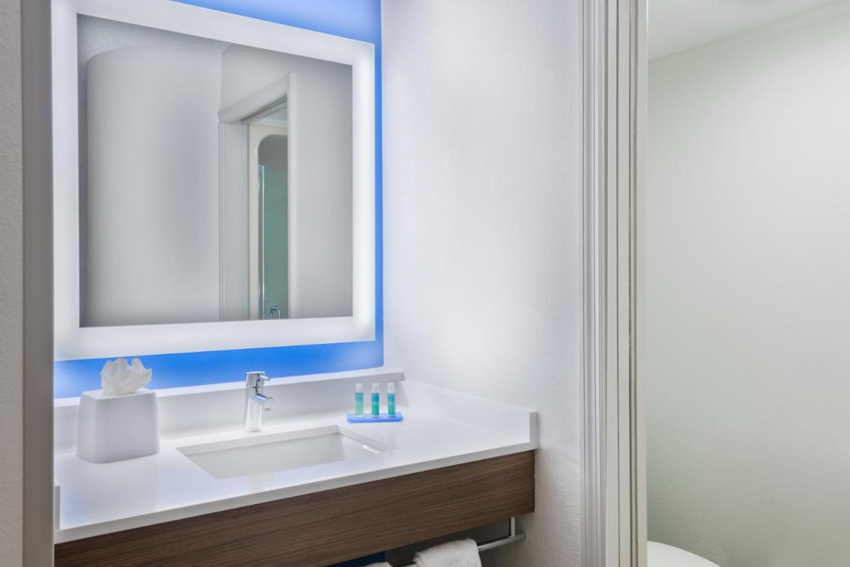 Holiday Inn Express & Suites - Nearest Universal Orlando, an IHG Hotel - Housity
