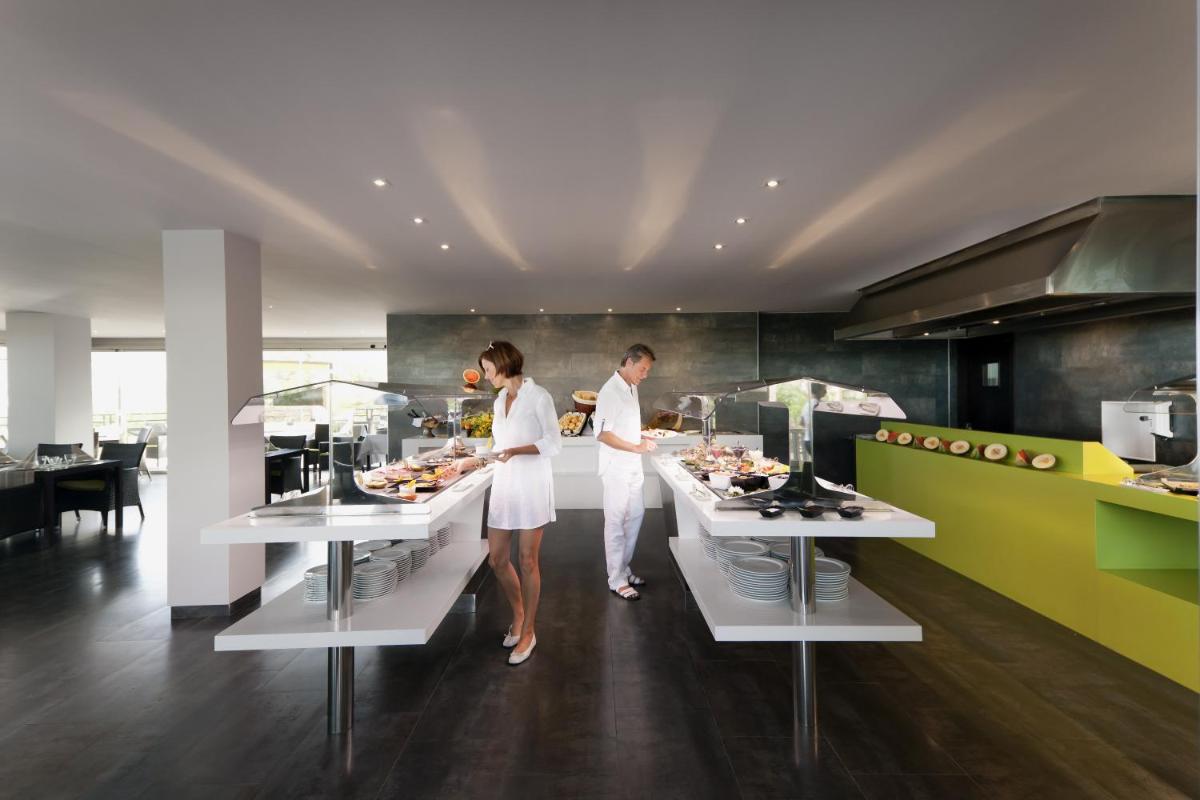 Comida en o cerca de este hotel