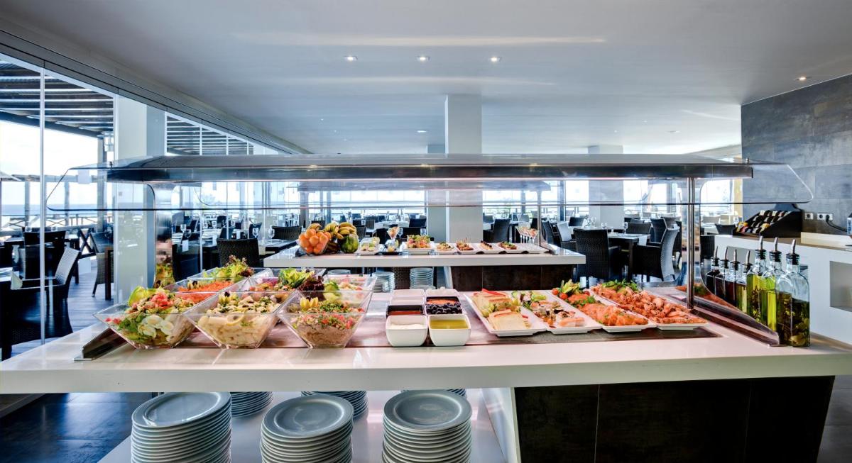 Comida en o cerca de este hotel
