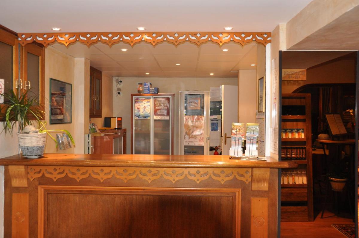 Salon ou bar de l'établissement Le Chalet Suisse