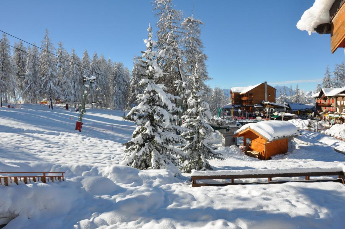 L'établissement Le Chalet Suisse en hiver