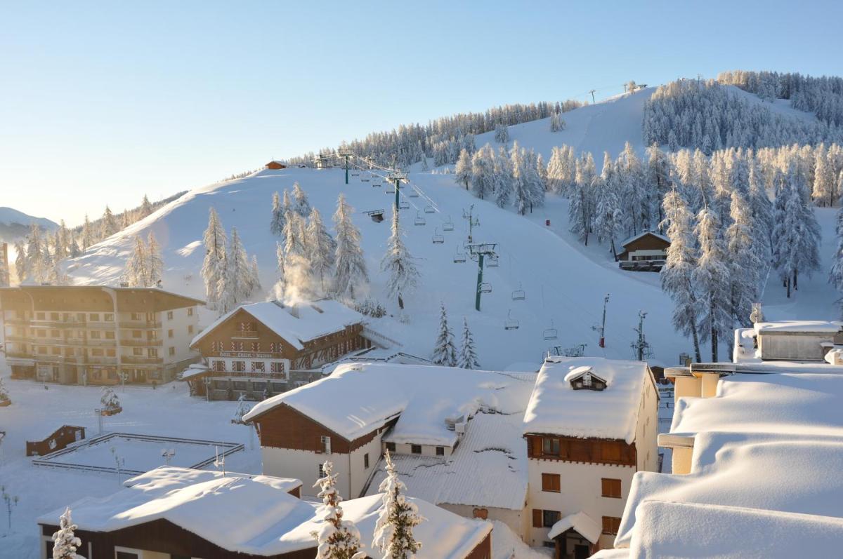 L'établissement Le Chalet Suisse en hiver