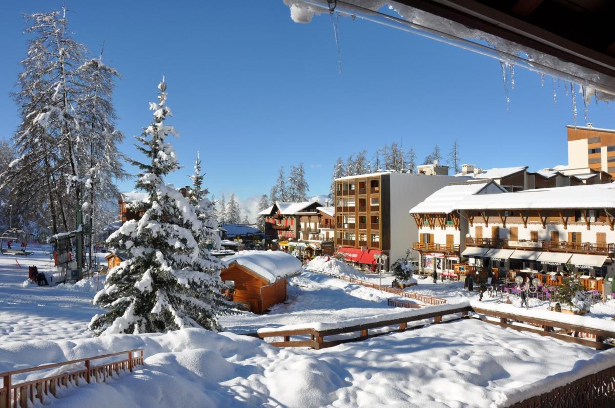 L'établissement Le Chalet Suisse en hiver