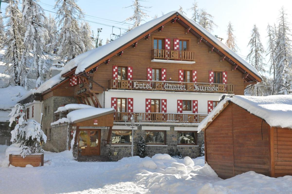 L'établissement Le Chalet Suisse en hiver