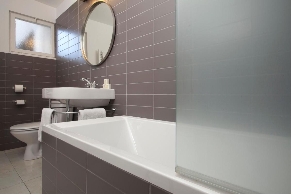 Salle de bains dans l'établissement Hôtel De L'octroi