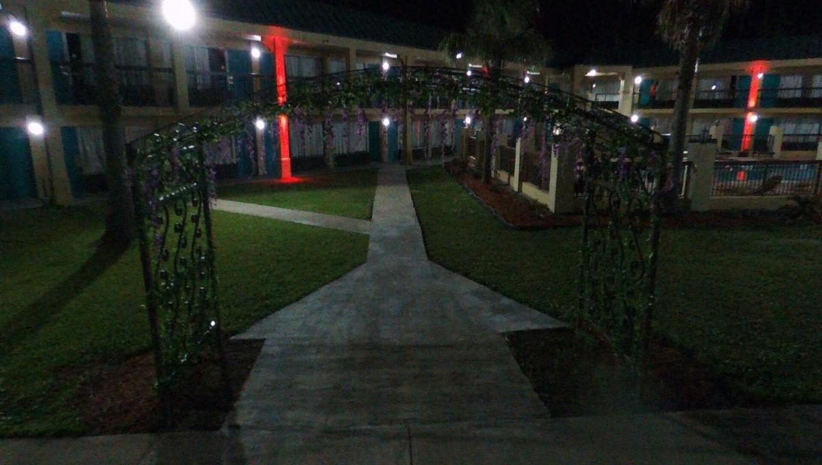 Econo Lodge - Housity
