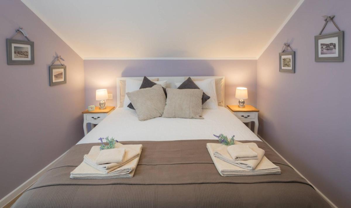 Zlatin Dvor - apartments for 3, terrace, Trogir center, beach at 5-min, BIKE friendly - Housity