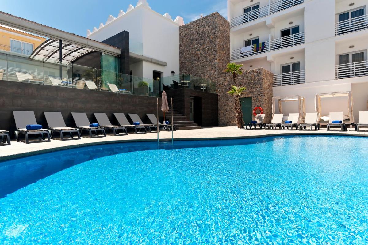 una piscina frente a un edificio en Barceló Hamilton Menorca - Adults Only, en Es Castell 48 fotos más