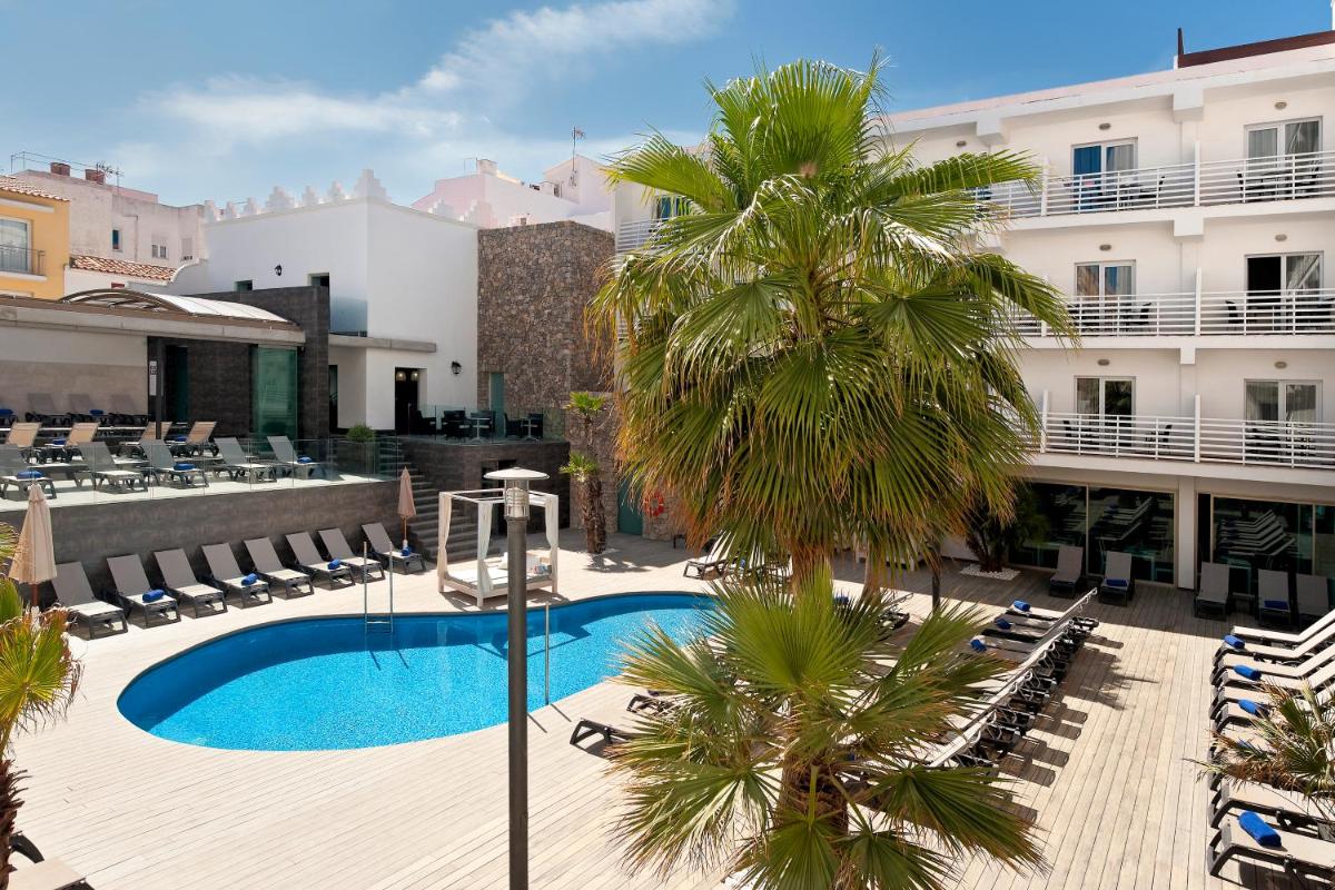 un hotel con una piscina y una palmera en Barceló Hamilton Menorca - Adults Only, en Es Castell