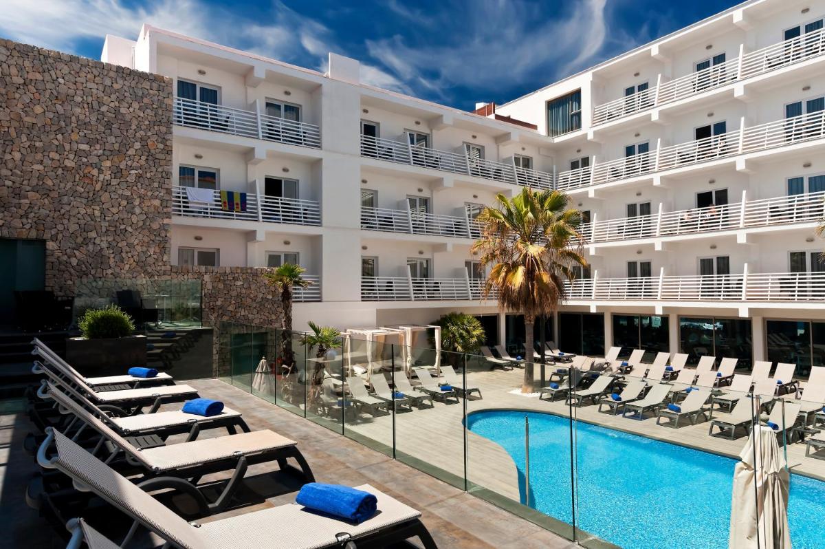 un hotel con piscina y tumbonas en Barceló Hamilton Menorca - Adults Only, en Es Castell