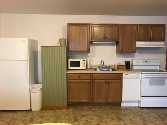 Longliner Lodge and Suites - Housity