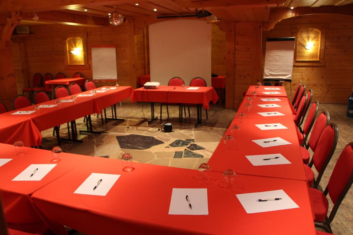 Espace de conférence ou salle de réunion dans l'établissement Chalet-Hôtel Neige et Roc, The Originals Relais