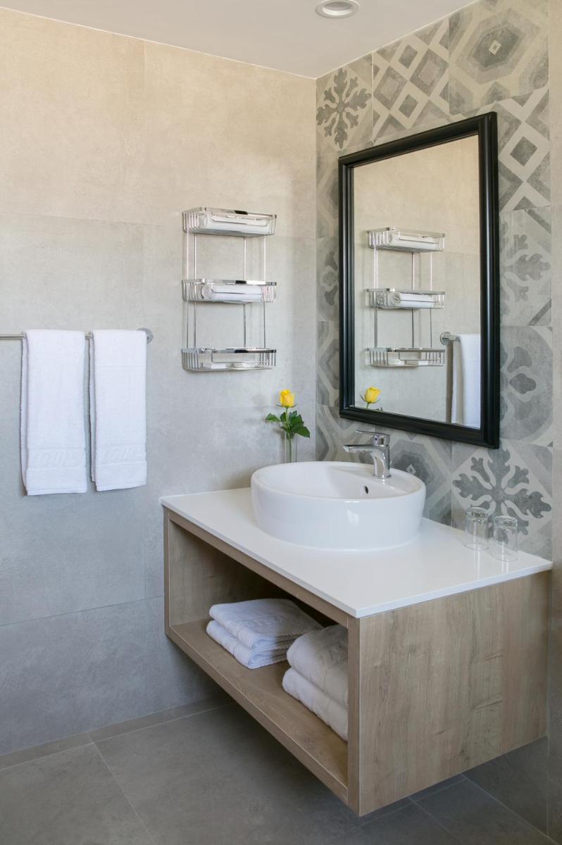 Louis Paphos Breeze - Housity