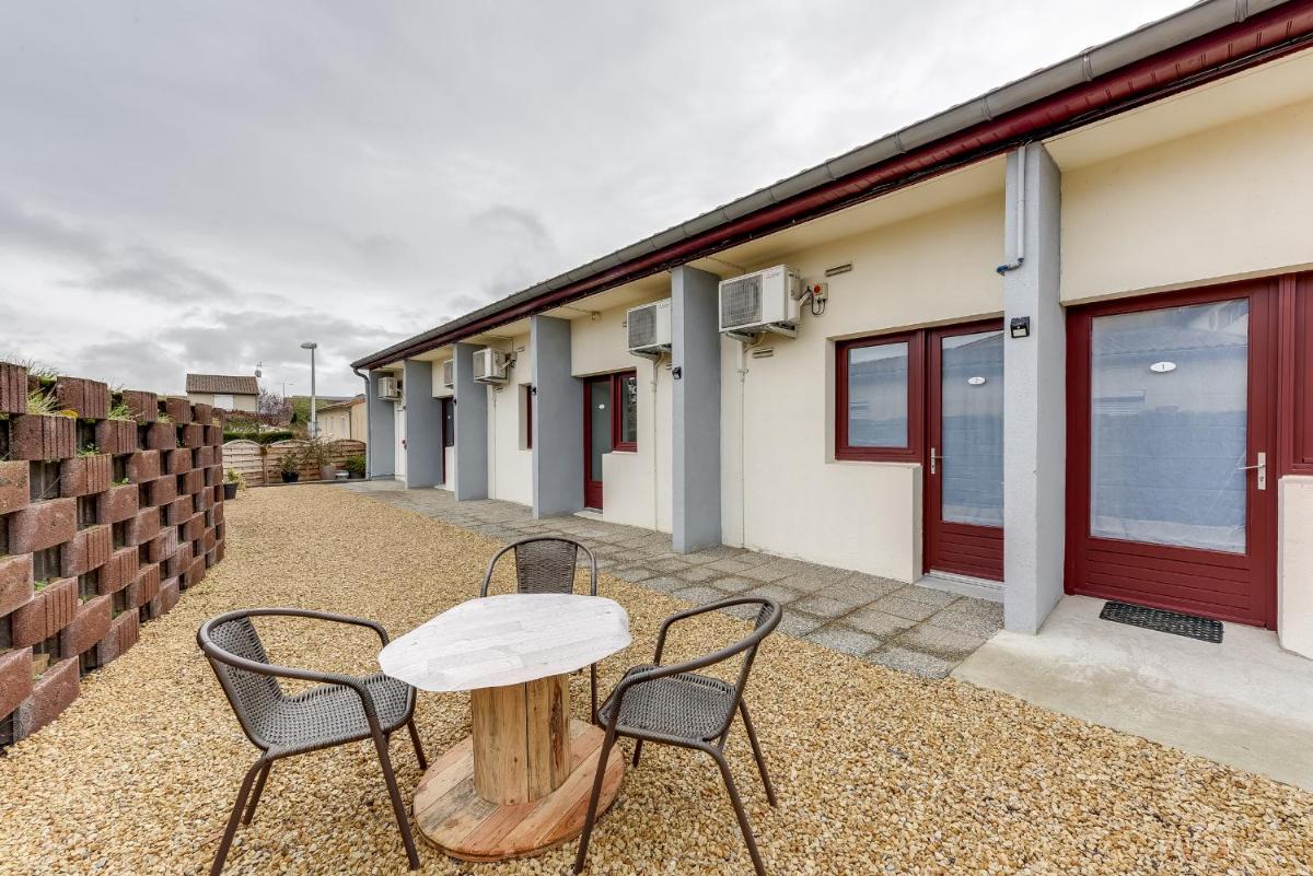 Confort Hôtel Thouars - Housity
