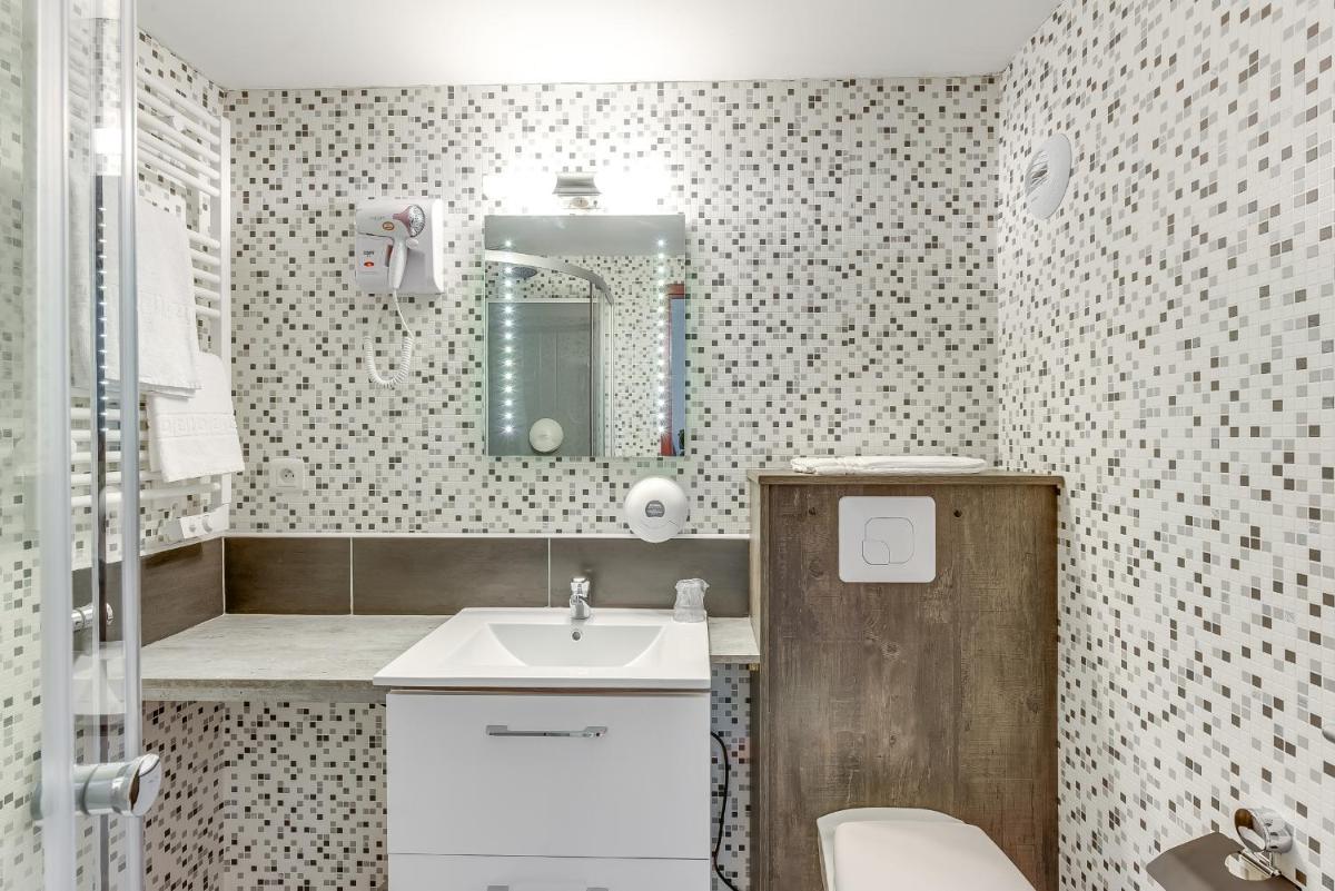 Confort Hôtel Thouars - Housity
