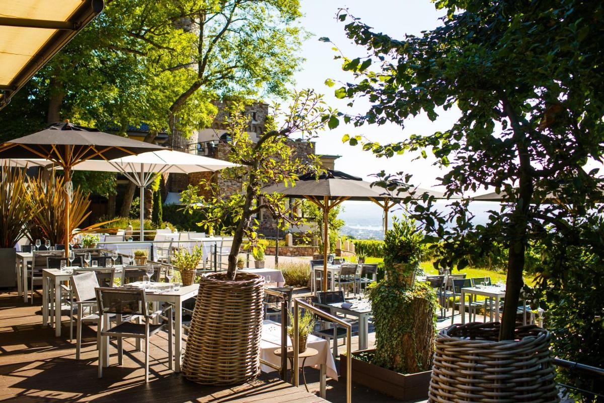 Ein Garten an der Unterkunft Relais & Châteaux Hotel Burg Schwarzenstein