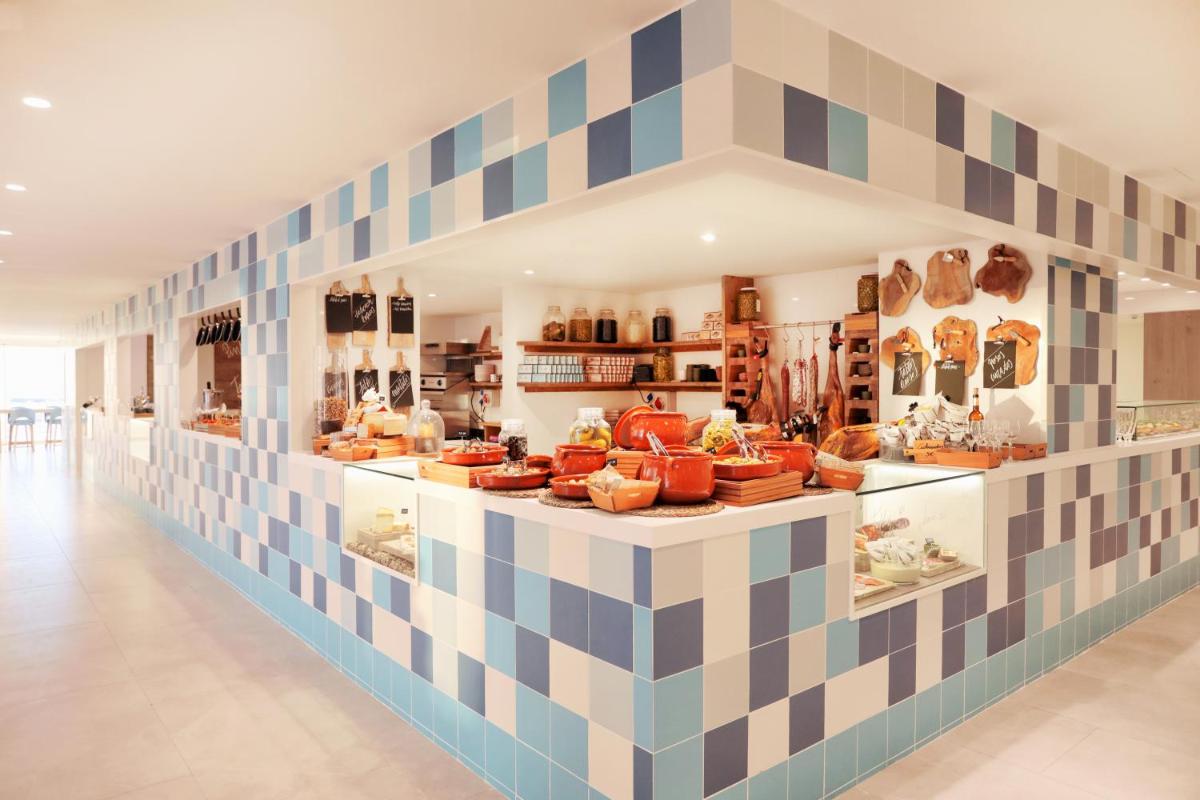 Comida en o cerca de este hotel