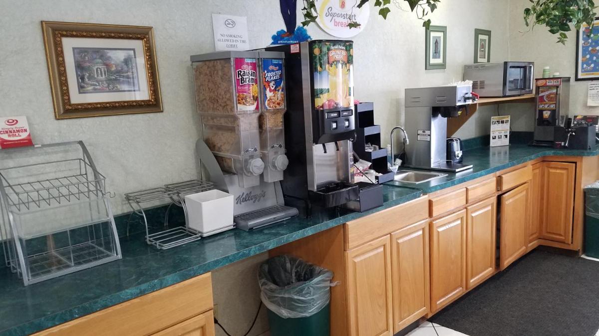 Super 8 by Wyndham Pontoon Beach IL/St. Louis MO Area - Housity