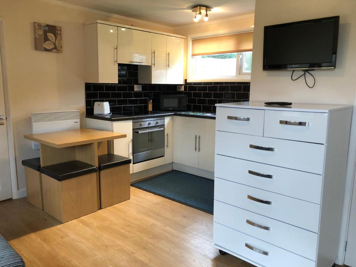 California Holiday Park - Cosy Woodland set Holiday Homes close to Windsor castle - Housity