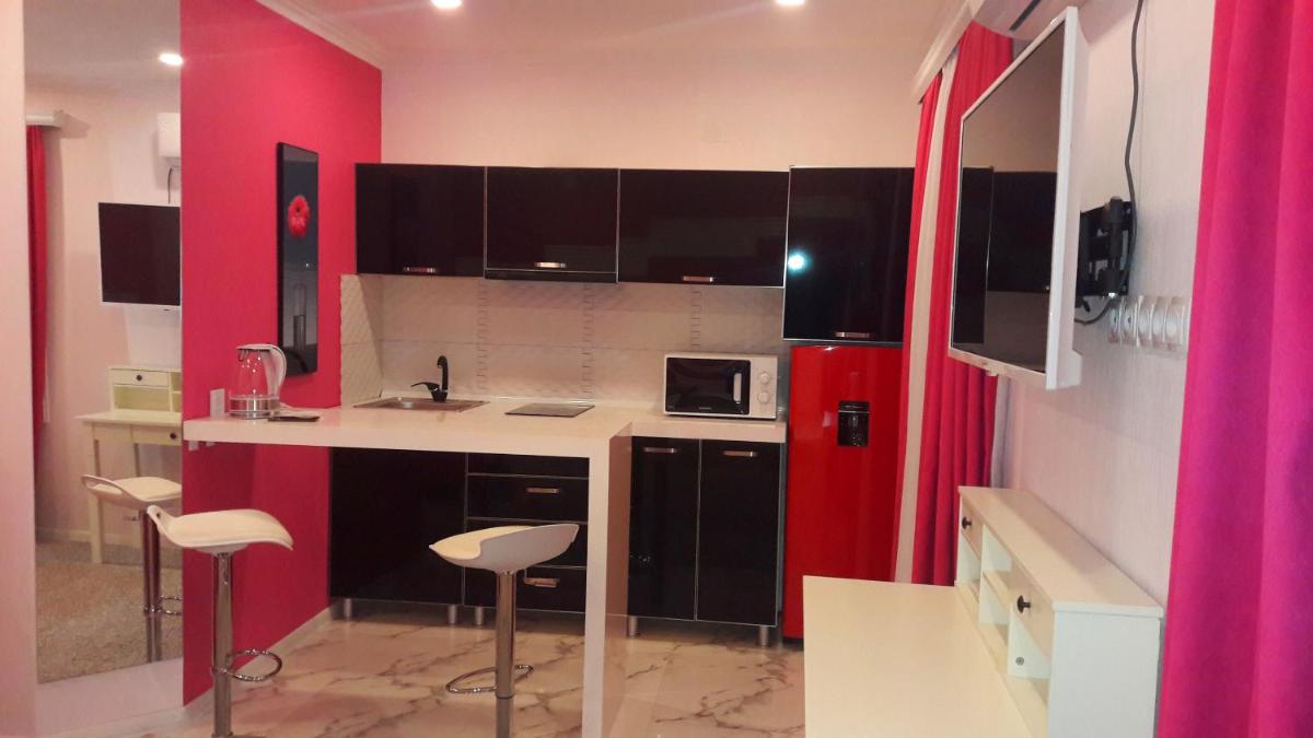 Pink Apartment near Airport - Housity
