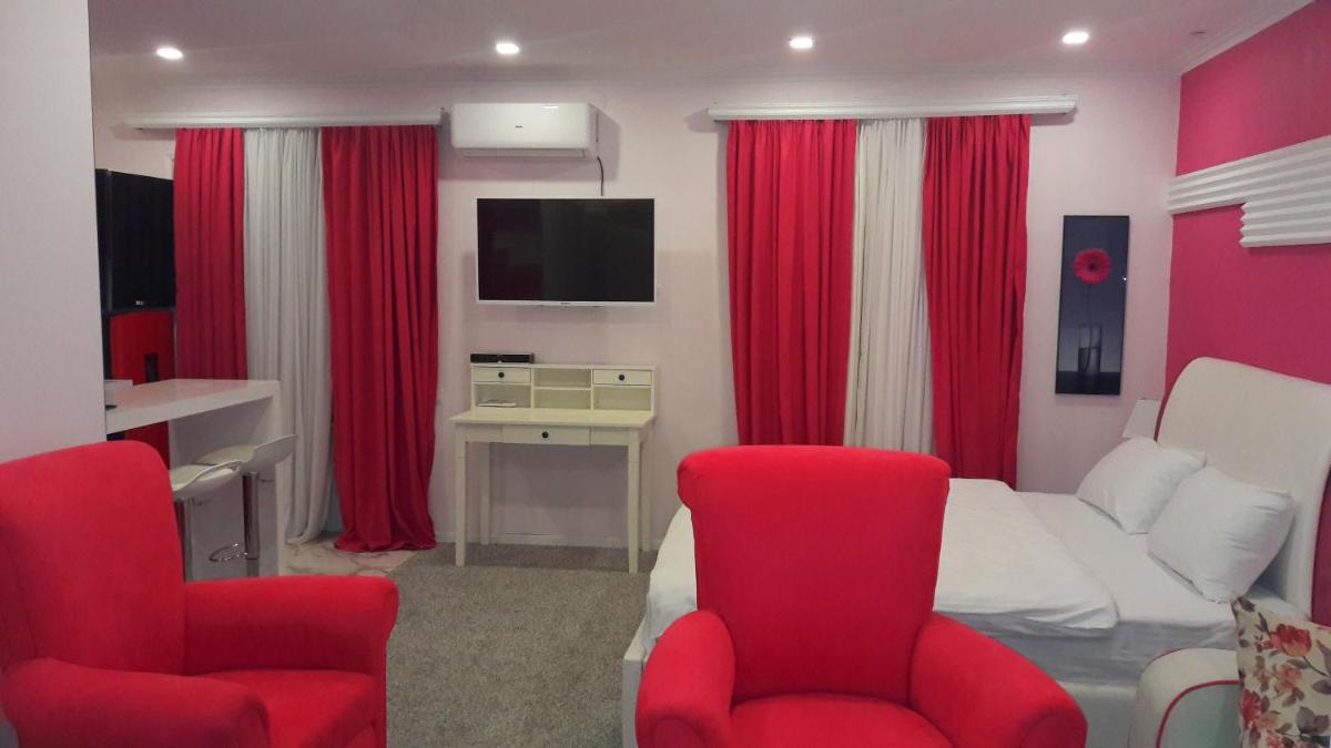 Pink Apartment near Airport - Housity