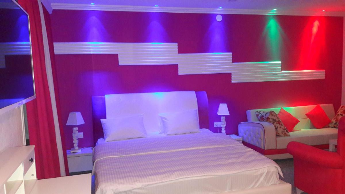 Pink Apartment near Airport - Housity