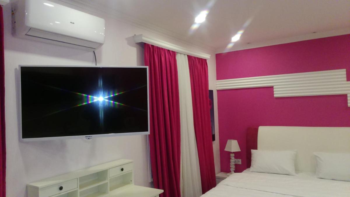Pink Apartment near Airport - Housity