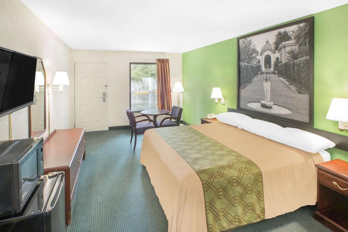 Super 8 by Wyndham Mobile - Housity
