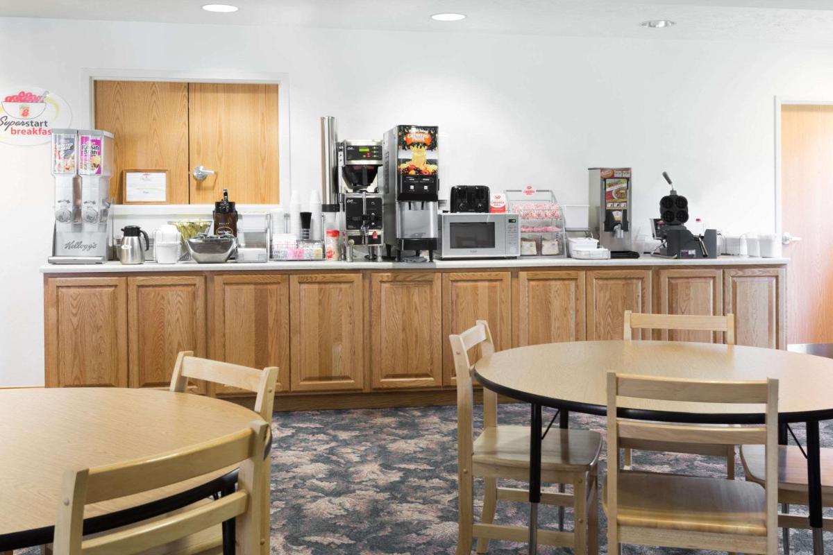 Super 8 by Wyndham Alma - Housity