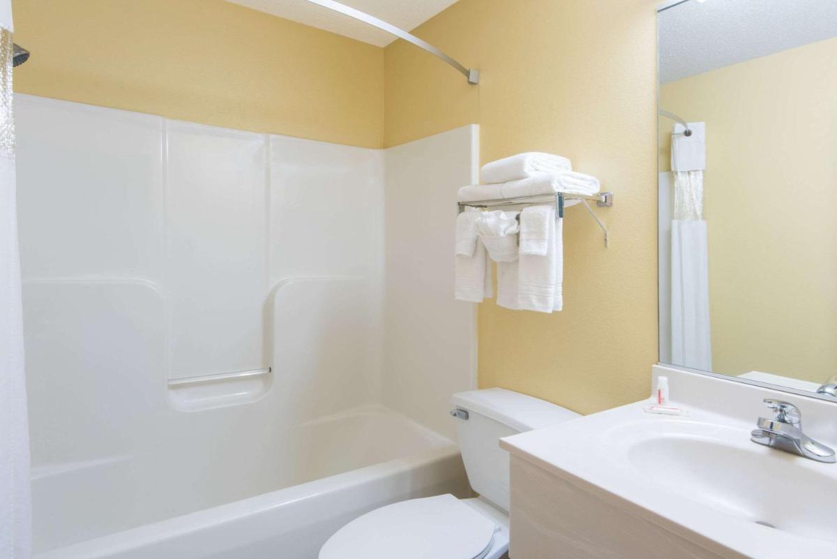Super 8 by Wyndham Medina - Housity