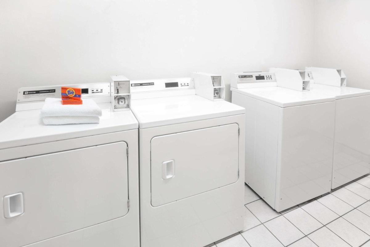 Super 8 by Wyndham Redmond - Housity