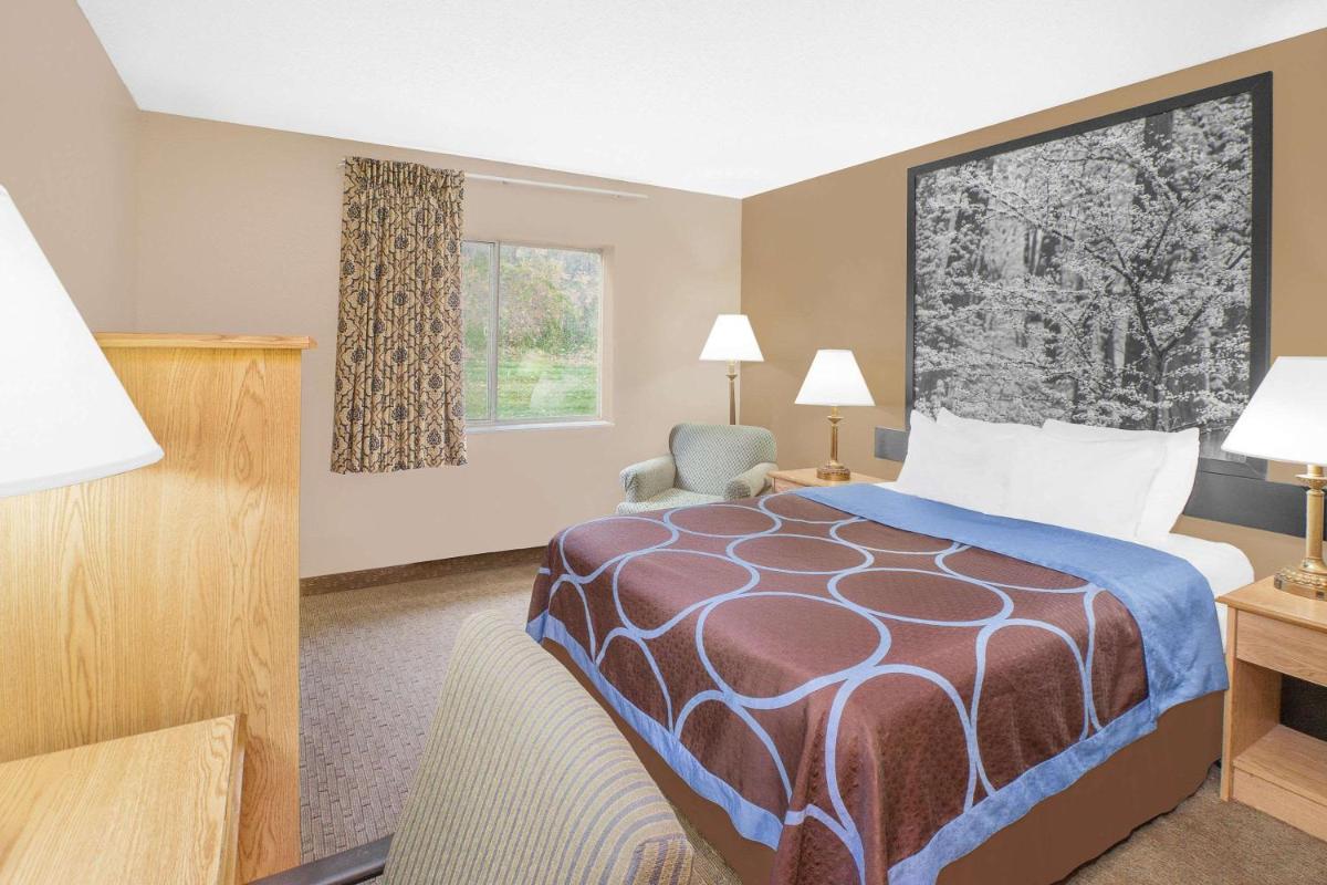 Super 8 by Wyndham Seville - Housity