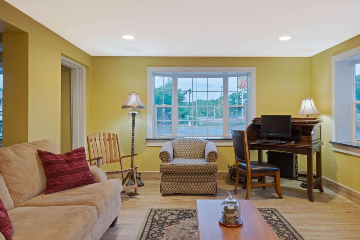 Super 8 by Wyndham Sturbridge - Housity