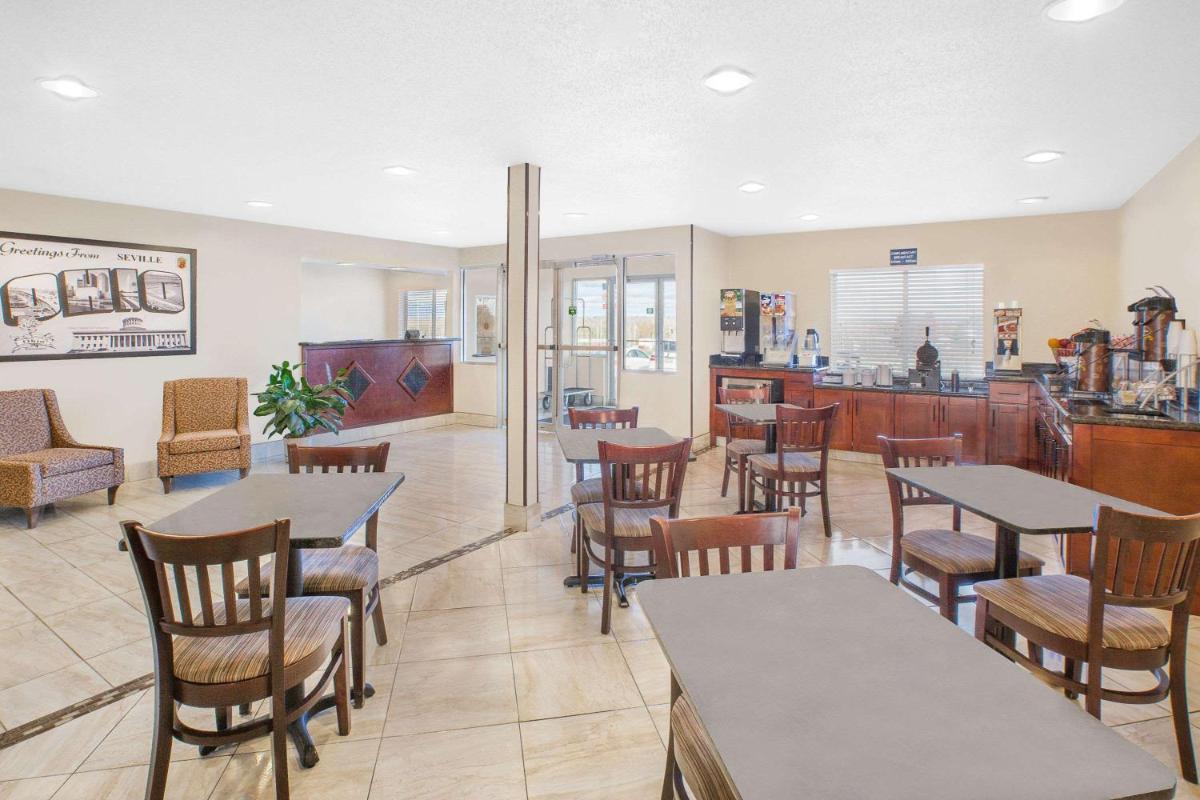 Super 8 by Wyndham Seville - Housity