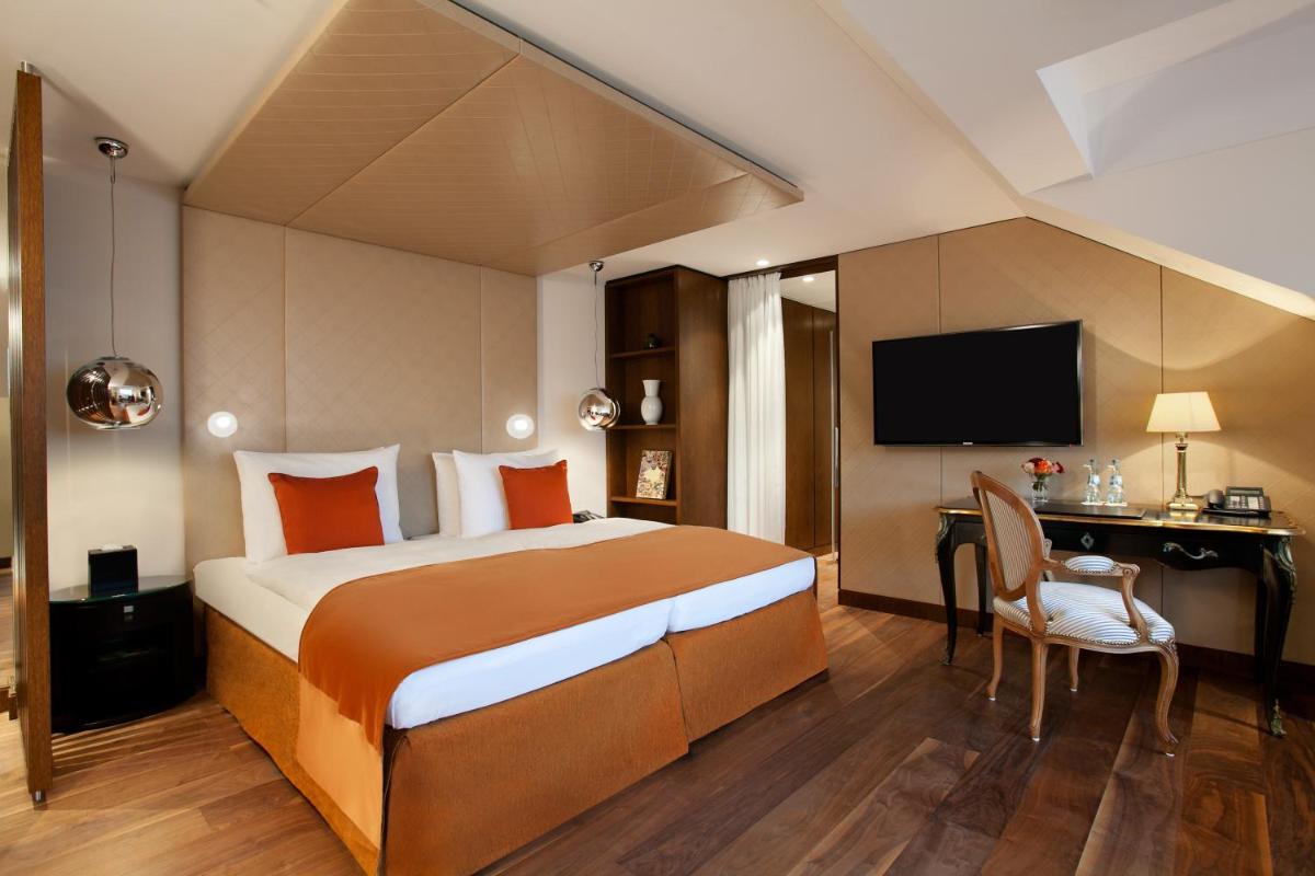 Ein Bett oder Betten in einem Zimmer der Unterkunft Vier Jahreszeiten Kempinski München