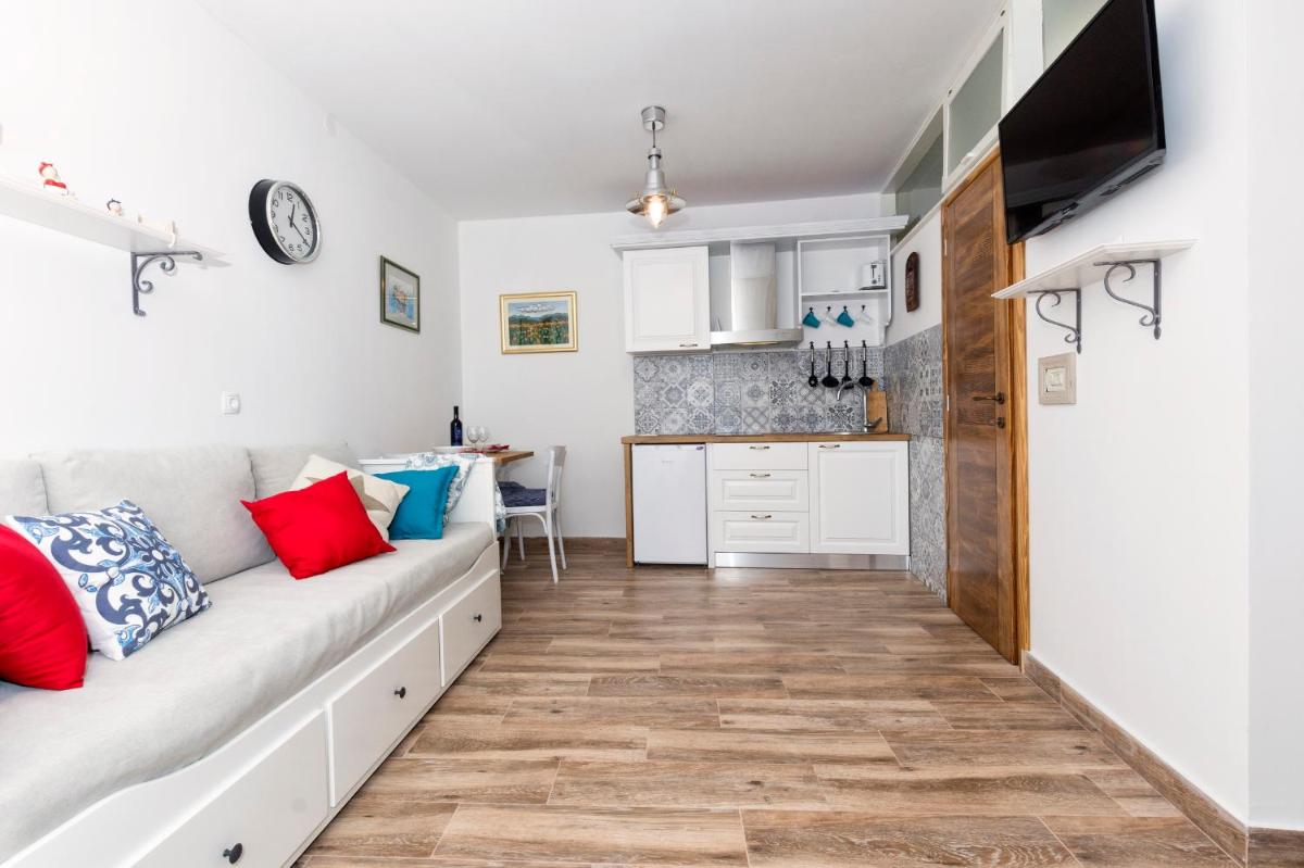 Old Split Apartment - Housity