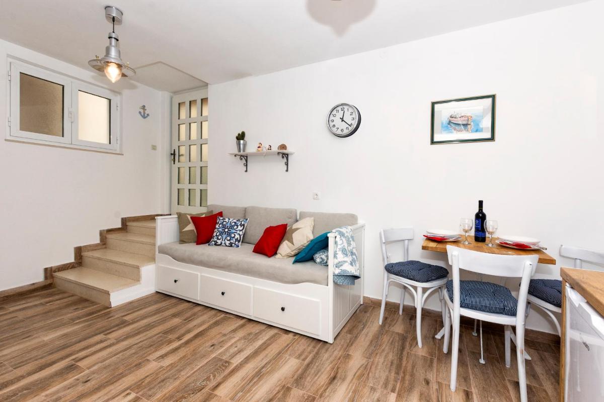 Old Split Apartment - Housity