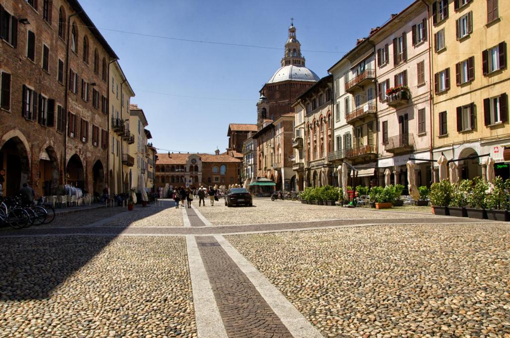 "Piazza Vittoria"Pavia SPLENDIDA Dimora - Hizvo