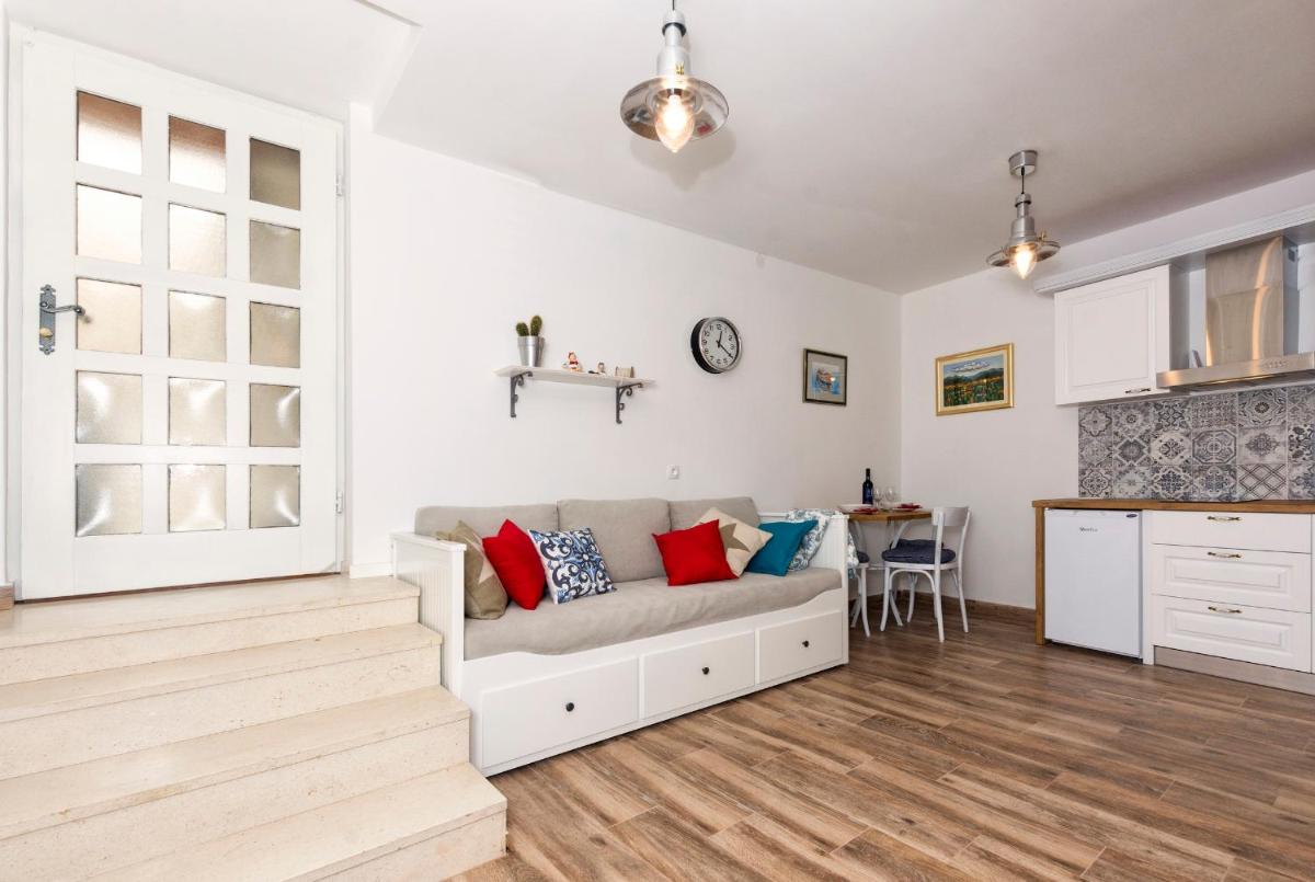 Old Split Apartment - Housity