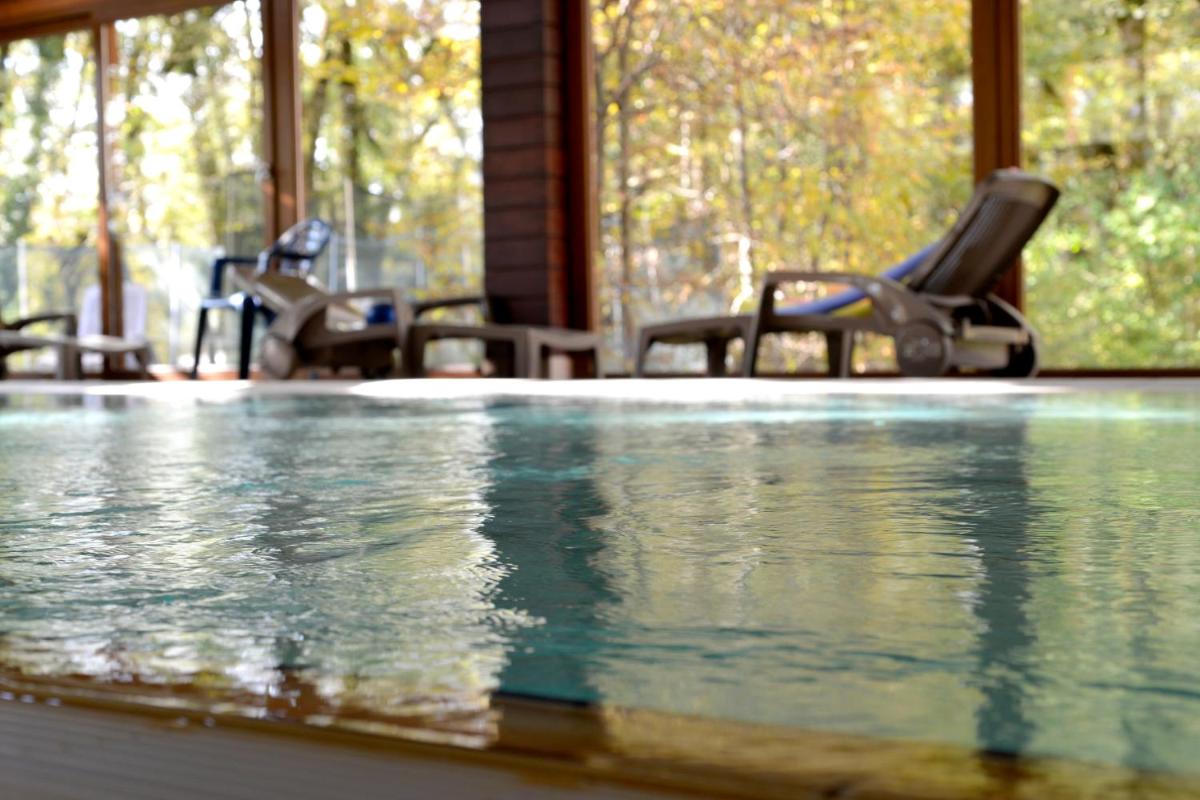 Piscine de l'établissement Le Bois Dormant-Hôtel Restaurant & Spa Logis Hôtel ou située à proximité