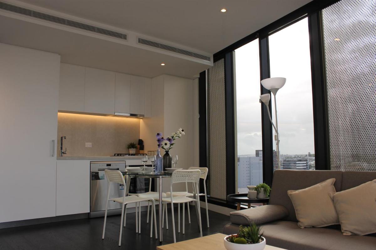 Spectacular Views of CBD by FV with Free Car Park - Housity