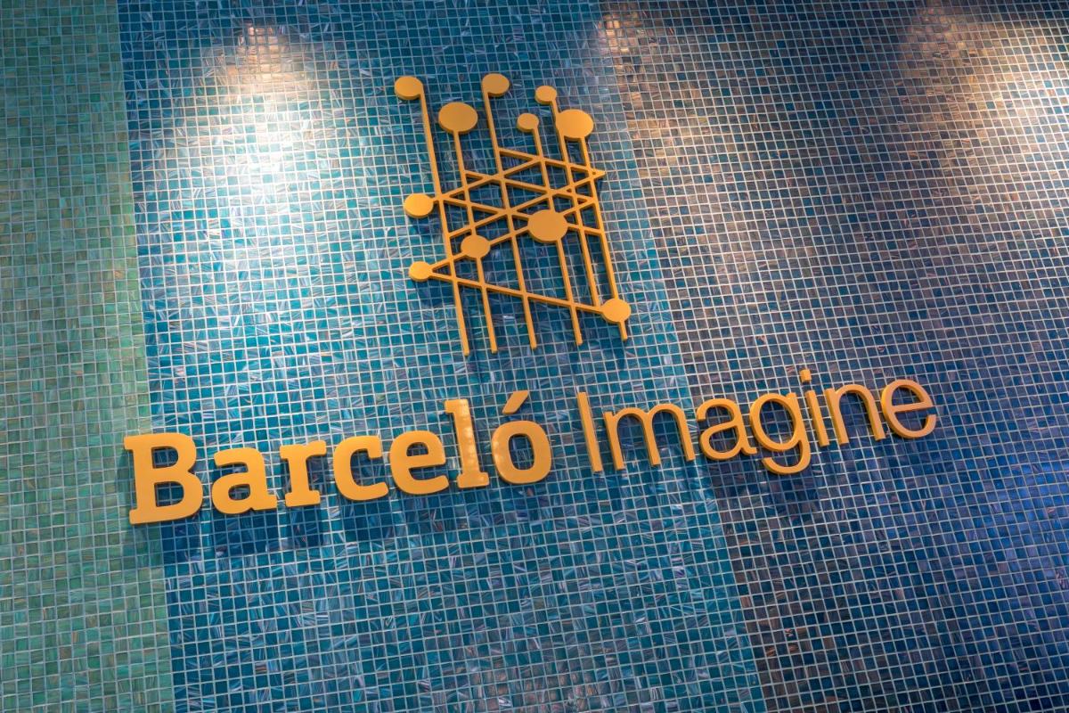 Certificado, premio, señal o documento que está expuesto en Barceló Imagine